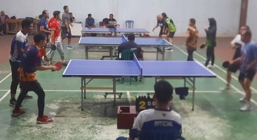 Salah satu cabor tenis meja saat melaksanakan latihan fisik persiapan jelang pelaksanaan Porprov