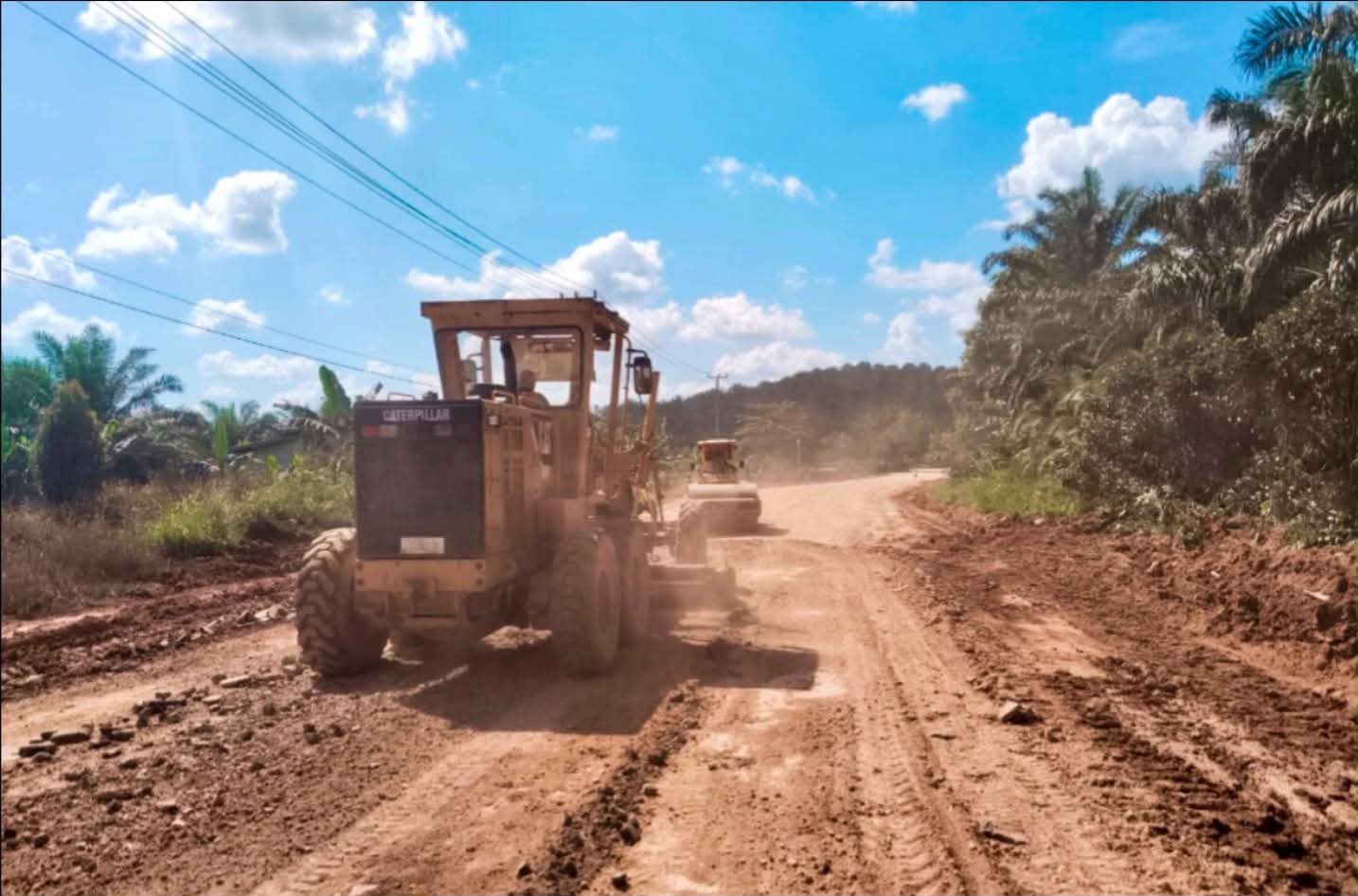 Alat berat dikerahkan dalam proyek peningkatan jalan simpang Sepaku-Perigi.