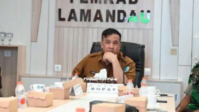 Bupati Lamandau Rizky Aditya Putra saat memimpin rapat.