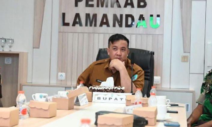 Bupati Lamandau Rizky Aditya Putra saat memimpin rapat.