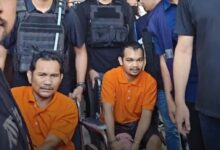 Salah satu tersangka ketika tiba di Bandara Tjilik Riwut Kotw Palangka Raya