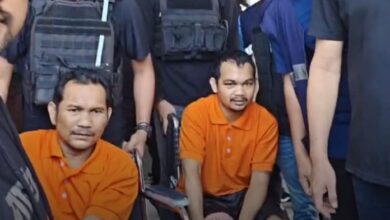 Salah satu tersangka ketika tiba di Bandara Tjilik Riwut Kotw Palangka Raya