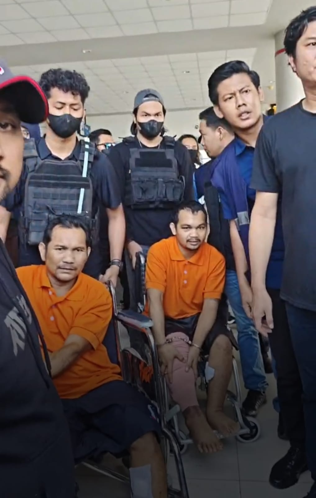 Salah satu tersangka ketika tiba di Bandara Tjilik Riwut Kotw Palangka Raya