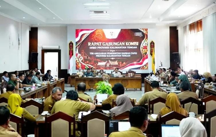 Suasana rapat Banggar DPRD Kalteng bersama TAPD dalam rangka pembahasan Raperda