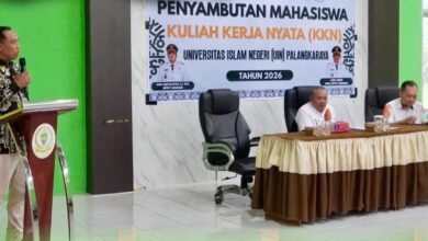 Asisten Pemerintahan dan Kesra Charles Rakam Mamaud saat menyambut kedatangan mahasiswa KKN di Gedung LPTQ Lamandau