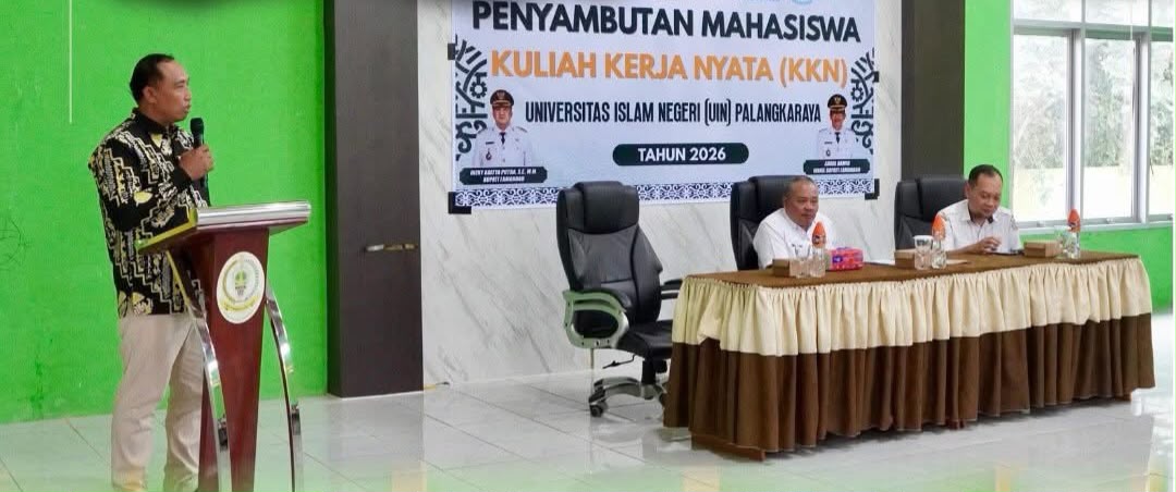 Asisten Pemerintahan dan Kesra Charles Rakam Mamaud saat menyambut kedatangan mahasiswa KKN di Gedung LPTQ Lamandau