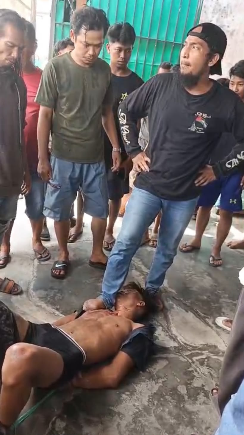 Terduga pelaku menjadi amukan massa usai aksi kejahatannya terbongkar