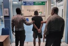 Petugas kepolisian saat mengamankan seorang pria mengamuk membawa sajam