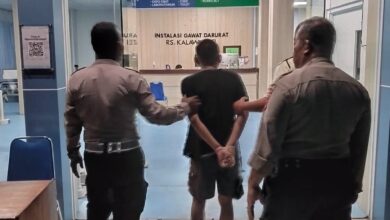 Petugas kepolisian saat mengamankan seorang pria mengamuk membawa sajam