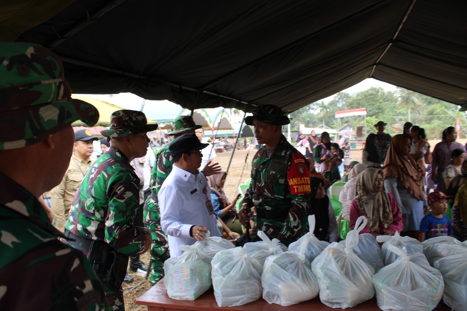 Asisten Perekonomian, Pembangunan, dan SDA Setda Kabupaten Lamandau, Meigo Basel, saat menghadiri kegiatan pembukaan TMMD, di Desa Sukamaju, Kecamatan Bulik Timur