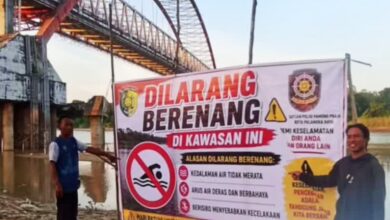 Plang larangan anak-anak bermain sekitar sungai.
