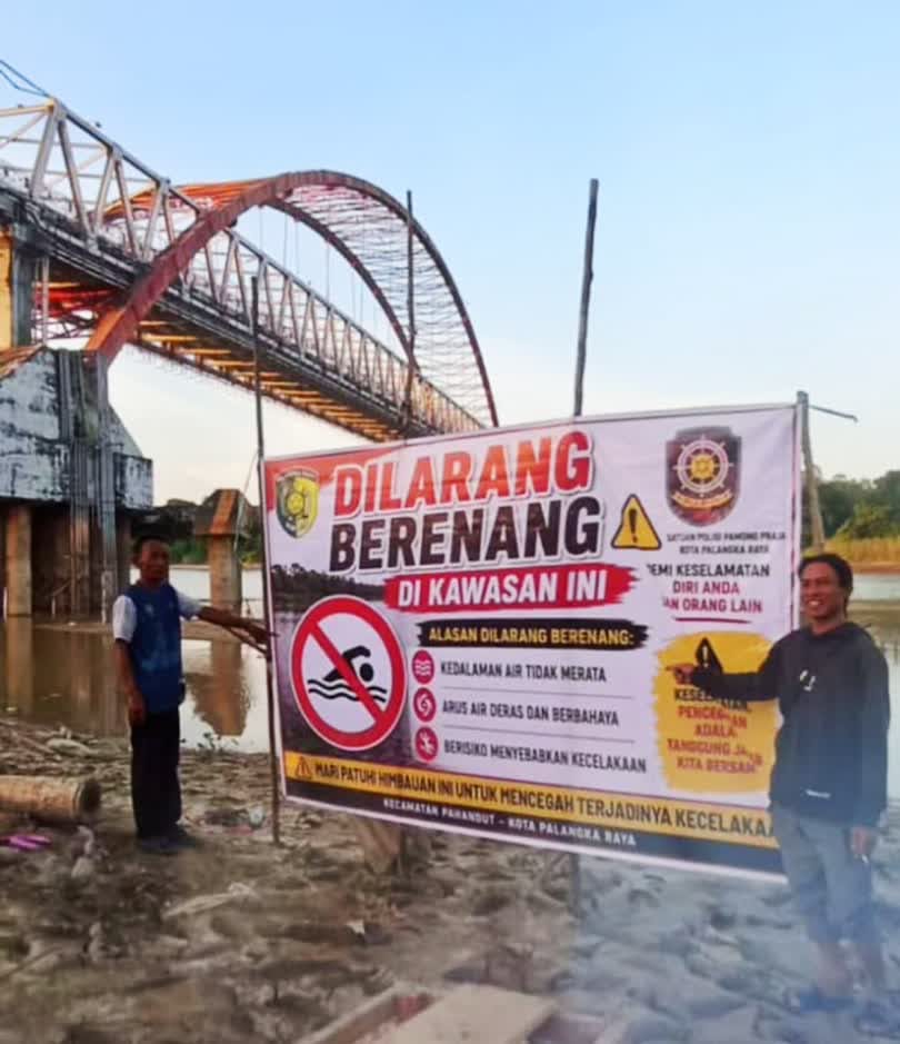 Plang larangan anak-anak bermain sekitar sungai.