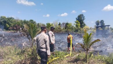 Tim gabungan melakukan pemadaman di wilayah Kelurahan Bukit Tunggal, Kecamatan Jekan Raya, Kota Palangka Raya