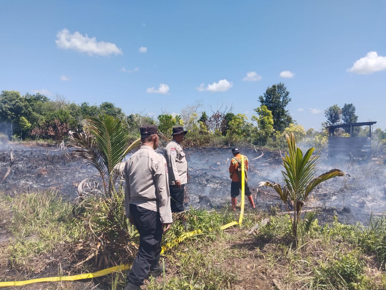 Tim gabungan melakukan pemadaman di wilayah Kelurahan Bukit Tunggal, Kecamatan Jekan Raya, Kota Palangka Raya