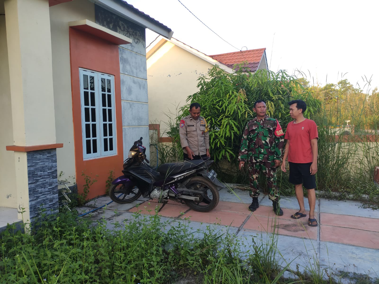 Sepeda motor diduga milik pelaku pencurian diamankan petugas kepolisian bersama dengan personel TNI di sebuah rumah kosong di Perumahan Casadova Blok B, Jalan Kranggan XIV, Kelurahan Tanjung Pinang, Kecamatan Pahandut