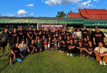 Personel ERP berfoto bersama usai meraih kemenangan pada lomba ketangkasan Damkar 2026 di Palangka Raya