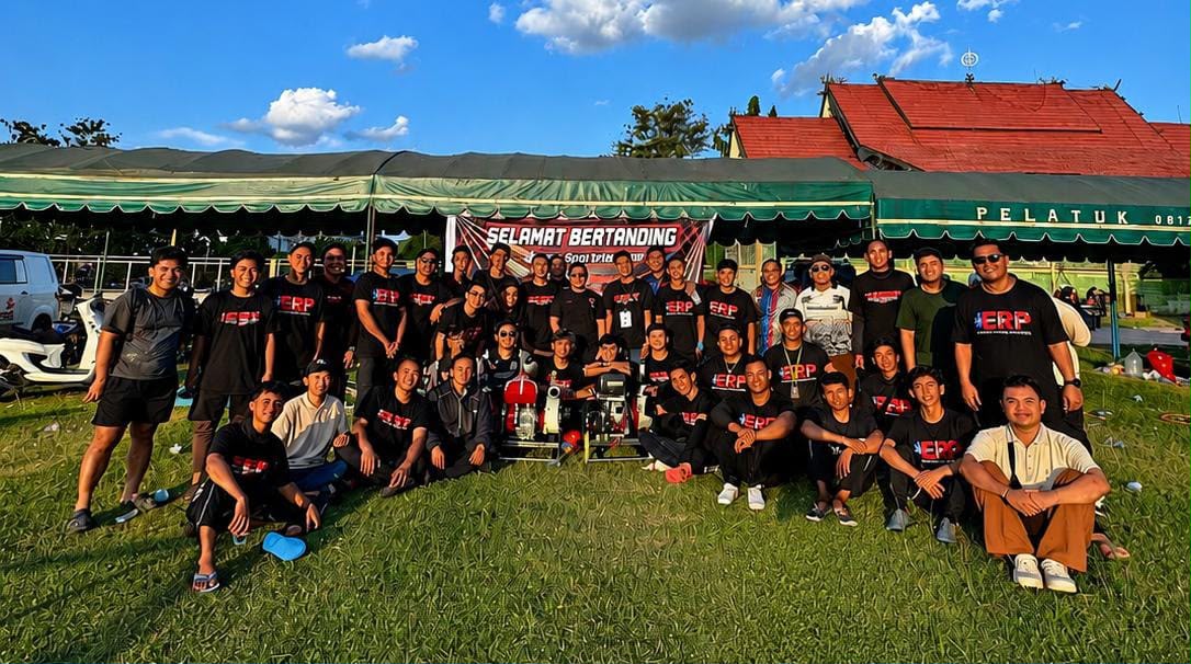 Personel ERP berfoto bersama usai meraih kemenangan pada lomba ketangkasan Damkar 2026 di Palangka Raya