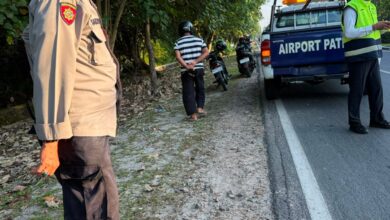 Petugas kepolisian ketika berada di lokasi diduga terjadinya tabrak lari di kawasan Jalan Adonis Samad