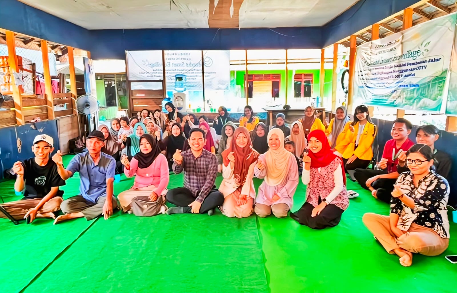 Foto bersama narasumber, mahasiswa Program Studi Matematika FMIPA UPR, dan pelaku UMKM
