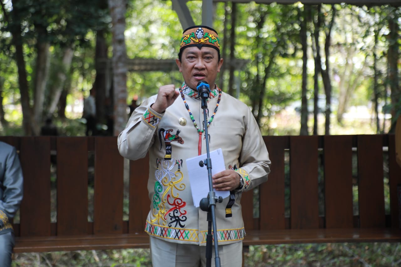 Wagub Kalteng, H. Edy Pratowo saat membacakan sambutan.