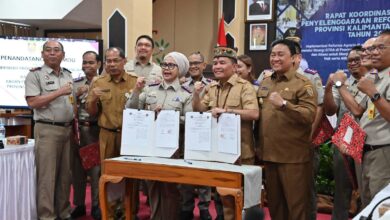 Gubernur H. Agustiar Sabran bersama Kepala Kantor Wilayah BPN Provinsi Kalimantan Tengah menunjukkan Nota Kesepahaman (MoU) yang sudah di tandatangani