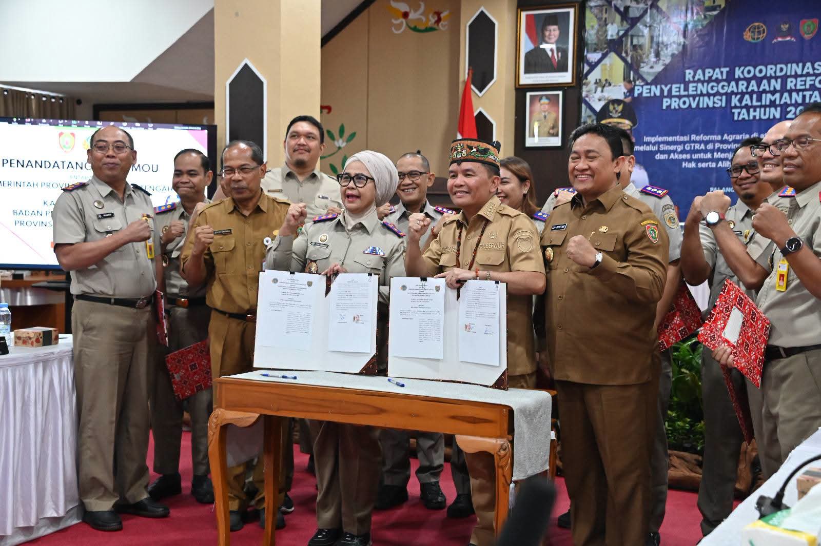 Gubernur H. Agustiar Sabran bersama Kepala Kantor Wilayah BPN Provinsi Kalimantan Tengah menunjukkan Nota Kesepahaman (MoU) yang sudah di tandatangani