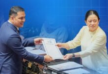 Anggota Komisi V DPR RI, dari Fraksi PAN, Muhammad Syauqie saat menyerahkan pandangan fraksi kepada Ketua DPR RI, Puan Maharani, dalam Rapat Paripurna DPR RI Ke-26 Masa Persidangan V Tahun Sidang 2025–2026