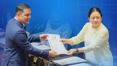 Anggota Komisi V DPR RI, dari Fraksi PAN, Muhammad Syauqie saat menyerahkan pandangan fraksi kepada Ketua DPR RI, Puan Maharani, dalam Rapat Paripurna DPR RI Ke-26 Masa Persidangan V Tahun Sidang 2025–2026