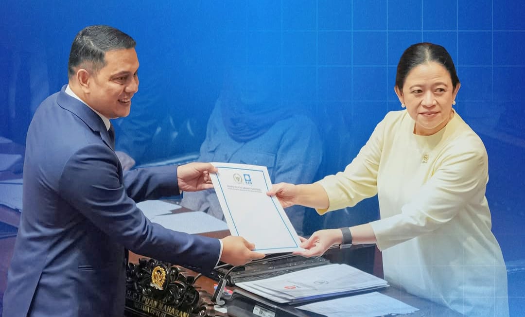 Anggota Komisi V DPR RI, dari Fraksi PAN, Muhammad Syauqie saat menyerahkan pandangan fraksi kepada Ketua DPR RI, Puan Maharani, dalam Rapat Paripurna DPR RI Ke-26 Masa Persidangan V Tahun Sidang 2025–2026