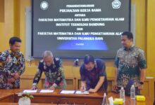 Penandatanganan PKS: Dekan FMIPA UPR, Prof. Dr. Agus Haryono, M.Si., dan Dekan FMIPA ITB, Aep Patah, S.Si., M.Si., Ph.D., menandatangani Perjanjian Kerja Sama Tridharma Perguruan Tinggi dan Jalur Kerja Sama Sarjana–Magister Antar Institusi (JKSM) di FMIPA ITB, Bandung