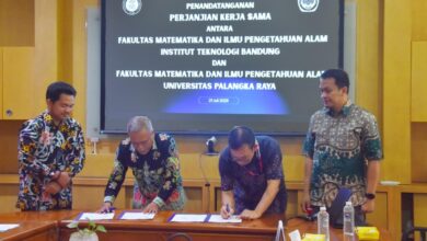 Penandatanganan PKS: Dekan FMIPA UPR, Prof. Dr. Agus Haryono, M.Si., dan Dekan FMIPA ITB, Aep Patah, S.Si., M.Si., Ph.D., menandatangani Perjanjian Kerja Sama Tridharma Perguruan Tinggi dan Jalur Kerja Sama Sarjana–Magister Antar Institusi (JKSM) di FMIPA ITB, Bandung