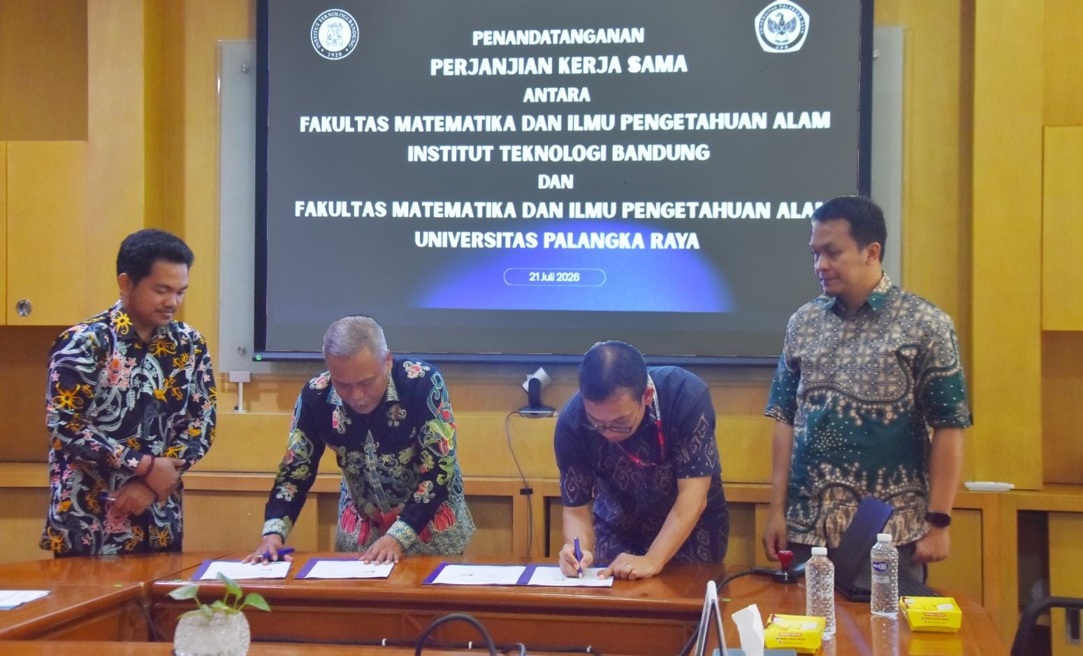 Penandatanganan PKS: Dekan FMIPA UPR, Prof. Dr. Agus Haryono, M.Si., dan Dekan FMIPA ITB, Aep Patah, S.Si., M.Si., Ph.D., menandatangani Perjanjian Kerja Sama Tridharma Perguruan Tinggi dan Jalur Kerja Sama Sarjana–Magister Antar Institusi (JKSM) di FMIPA ITB, Bandung