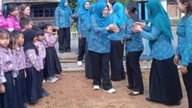 Ketua Kormi Lamandau Ny Helen saat mengikuti kegiatan di Lamandau.