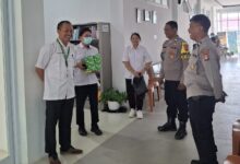 Koordinasi dilakukan oleh personel Polsek Pahandut dengan pihak Puskesmas Menteng menghadapi cuaca panas extrem
