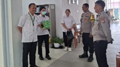 Koordinasi dilakukan oleh personel Polsek Pahandut dengan pihak Puskesmas Menteng menghadapi cuaca panas extrem