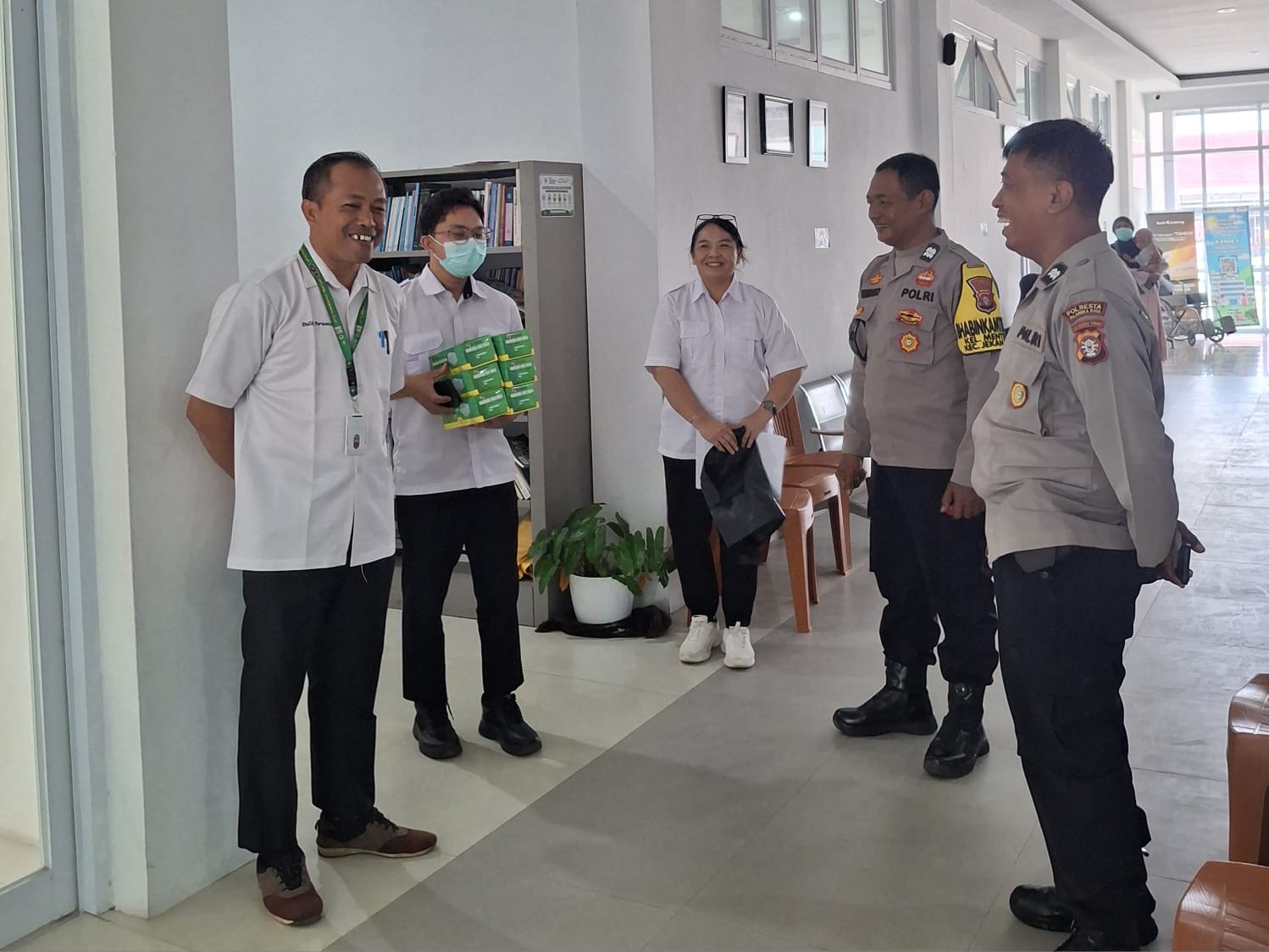 Koordinasi dilakukan oleh personel Polsek Pahandut dengan pihak Puskesmas Menteng menghadapi cuaca panas extrem