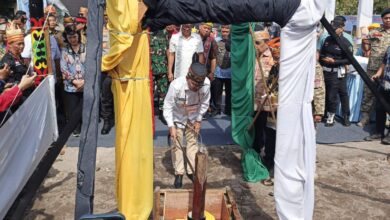 ‎Gubernur Agustiar Sabran Pasang Tiang Perdana Huma Betang, Perkuat Identitas Dayak Menuju Pentas Dunia dalam kegiatan yang dilaksanakan