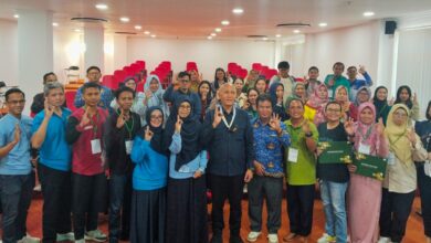 Foto Bersama narasumber dan peserta kegiatan Pelatihan Nasional Pengelolaan dan Pemanfaatan Lahan Sub-Optimal, di Gedung PPIIG, Universitas Palangka Raya