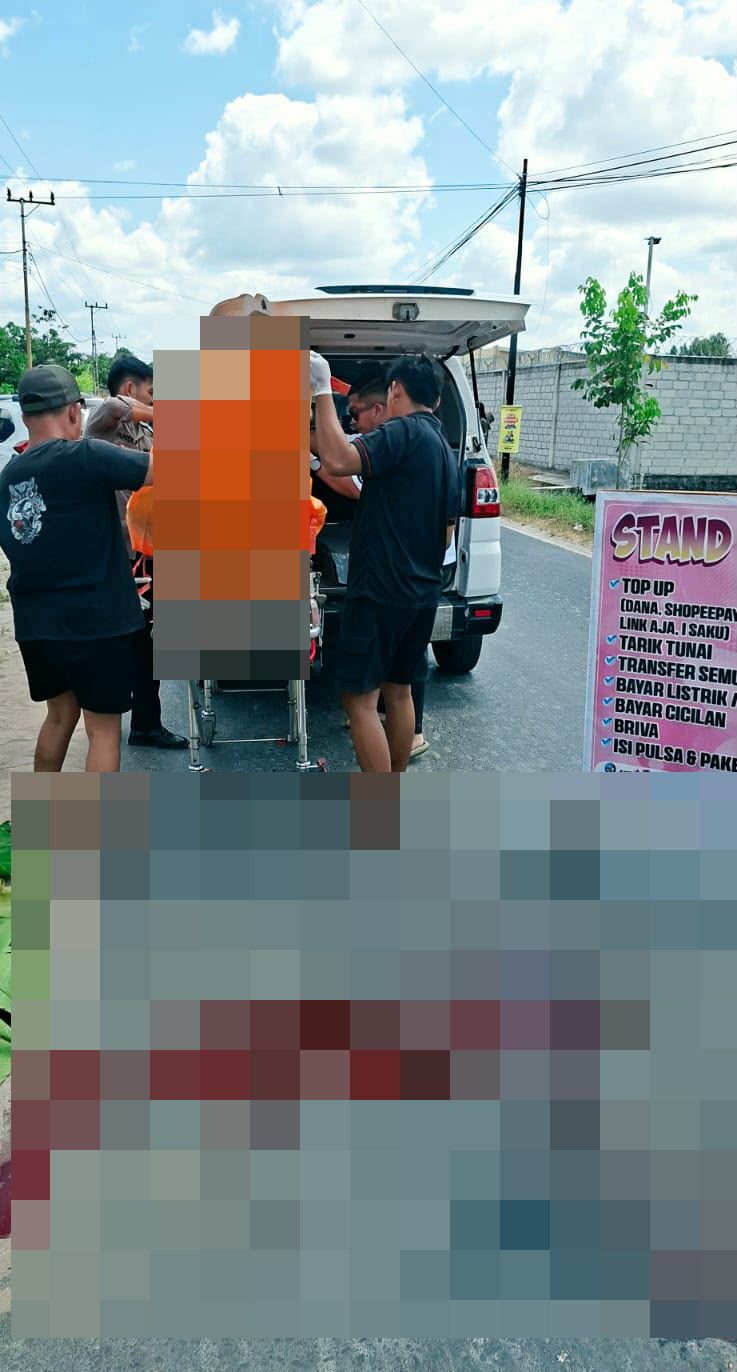 Petugas ketika mengevakuasi jasad korban usai mengalami kecelakaan lalu lintas