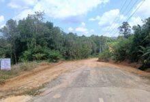 Tampak peningkatan ruas Jalan Ginih–Kinipan di Kecamatan Batang Kawa sedang dilaksanakan