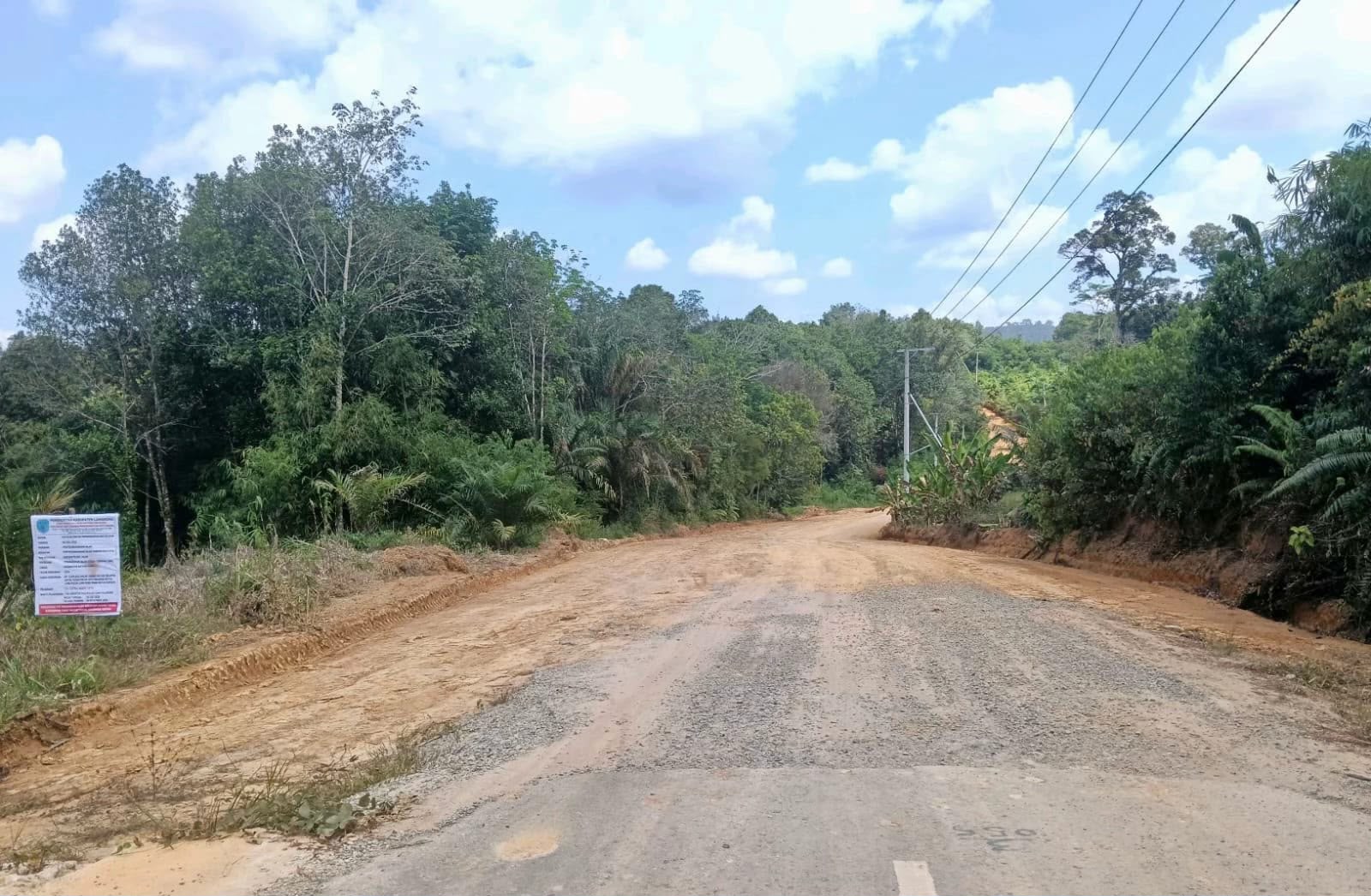Tampak peningkatan ruas Jalan Ginih–Kinipan di Kecamatan Batang Kawa sedang dilaksanakan