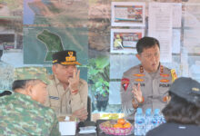 Kapolda Kalimantan Tengah Irjen Pol Iwan Kurniawan bersama Gubernur Kalimantan Tengah H Agustiar Sabran berada di Posko Penanganan Kebakaran Hutan dan Lahan (Karhutla) di kawasan Tumbang Nusa, Kabupaten Pulang Pisau