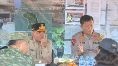 Kapolda Kalimantan Tengah Irjen Pol Iwan Kurniawan bersama Gubernur Kalimantan Tengah H Agustiar Sabran berada di Posko Penanganan Kebakaran Hutan dan Lahan (Karhutla) di kawasan Tumbang Nusa, Kabupaten Pulang Pisau