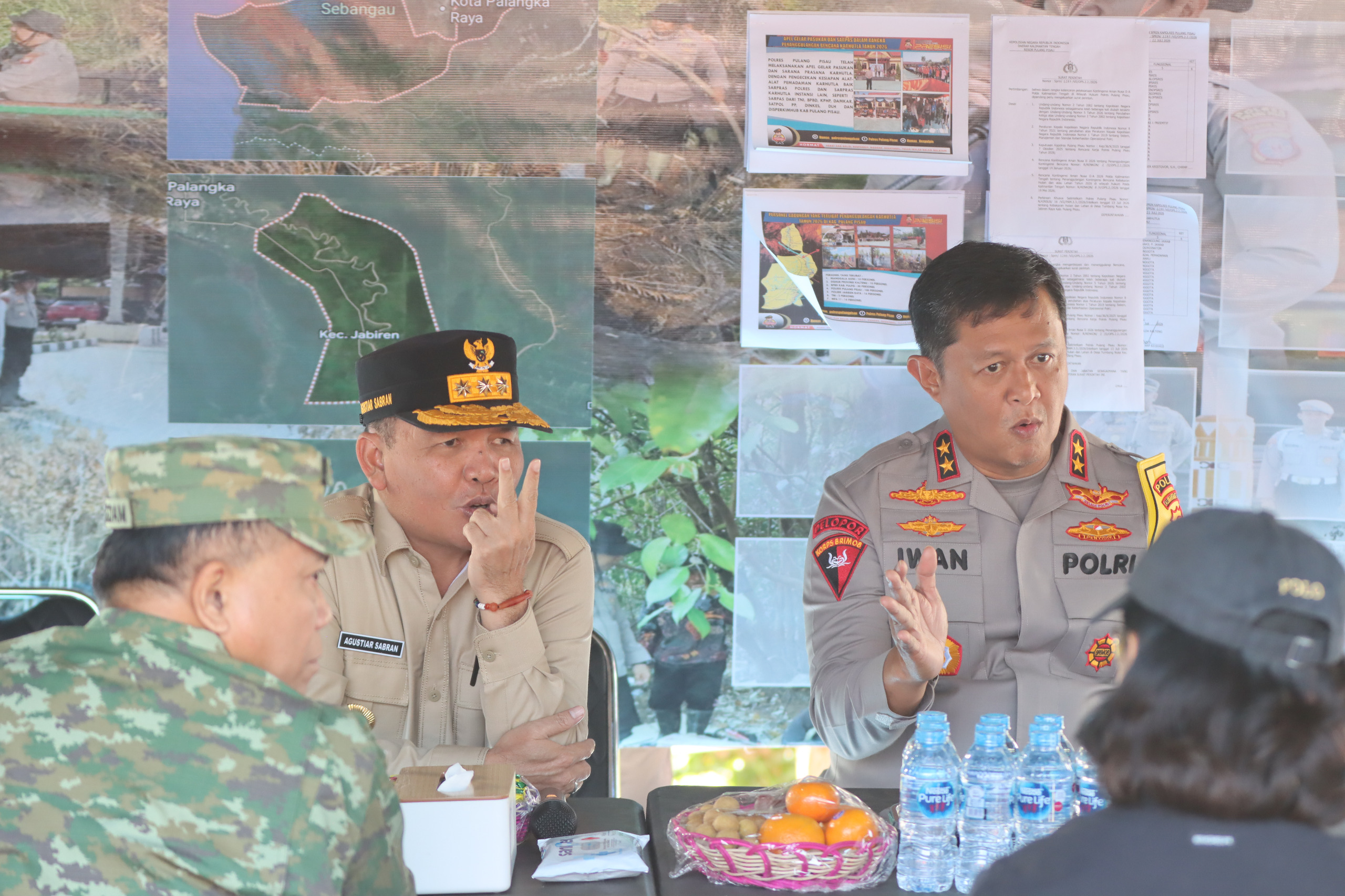 Kapolda Kalimantan Tengah Irjen Pol Iwan Kurniawan bersama Gubernur Kalimantan Tengah H Agustiar Sabran berada di Posko Penanganan Kebakaran Hutan dan Lahan (Karhutla) di kawasan Tumbang Nusa, Kabupaten Pulang Pisau