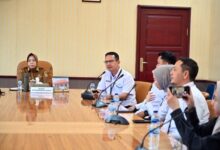 Bupati Kobar Hj. Nurhidayah saat memanggil jajaran manajemen PT PLN (Persero) UP3 Pangkalan Bun untuk meminta penjelasan terkait langkah pemulihan pasokan listrik