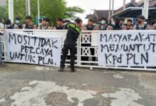 Spanduk yang dibentangkan pada pintu gerbang PLN UP3 Palangka Raya di Jalan Ahmad Yani, Selasa (28/7/2026).