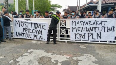 Spanduk yang dibentangkan pada pintu gerbang PLN UP3 Palangka Raya di Jalan Ahmad Yani, Selasa (28/7/2026).