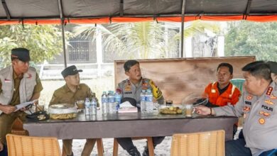 ‎Walikota Palangka Raya, Fairid Naparin saat melakukan pemantauan langsung ke sejumlah kawasan rawan karhutla