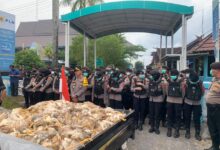 Pikap berisi ribuan bangkai ayam dihadirkan dalam aksi damai di depan kantor PT PLN (Persero) UP3 Palangka Raya di Jalan Ahmad Yani