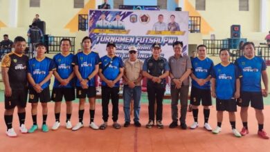 Rumiadi bersama Wakil Bupati Murung Raya Rahmanto foto bersama pemain dari PWI Bartim